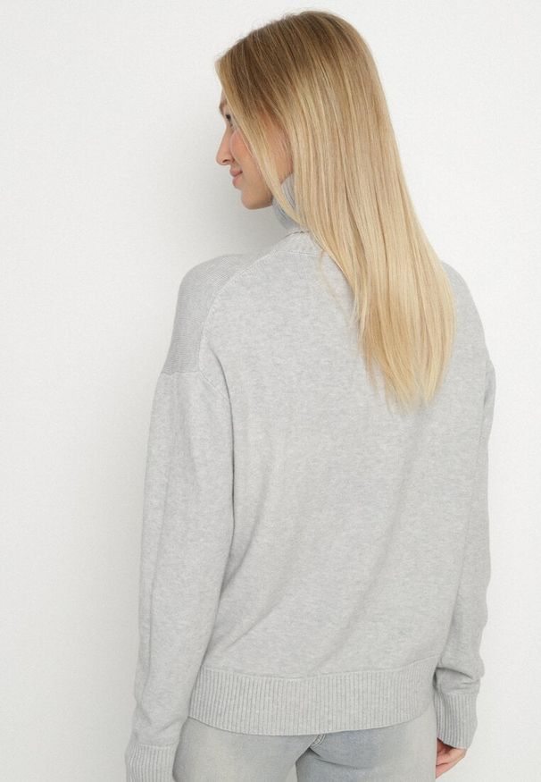 Born2be - Szary Golf z Domieszką Kaszmiru Ozdobiony Przeszyciami Avonella. Okazja: na co dzień. Typ kołnierza: golf. Kolor: szary. Materiał: kaszmir. Wzór: aplikacja. Styl: casual, klasyczny