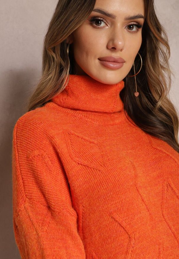 Renee - Pomarańczowy Golf o Wydłużonym Kroju w Romby Hennsa. Okazja: na co dzień. Typ kołnierza: golf. Kolor: pomarańczowy. Materiał: jeans. Styl: casual