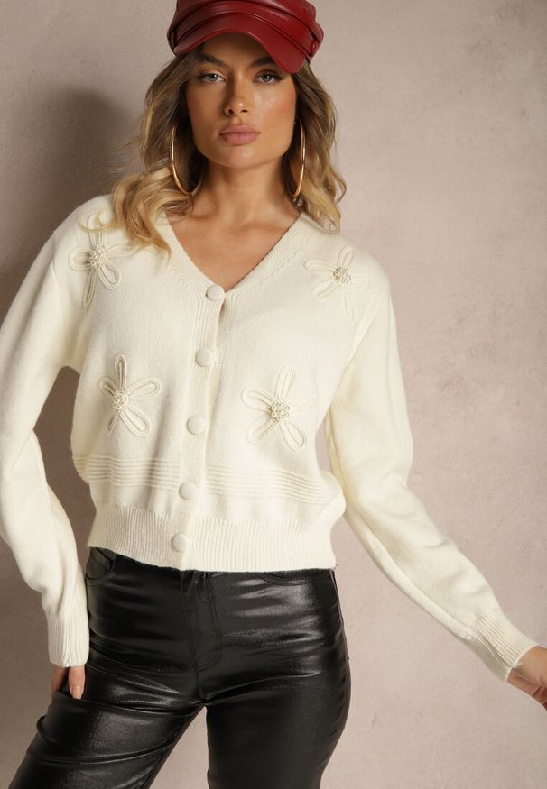 Renee - Jasnobeżowy Kardigan z Wiskozy Zdobiony Kwiatowymi Aplikacjami z Perełkami Gemirra. Okazja: na co dzień. Typ kołnierza: dekolt w kształcie V. Kolor: beżowy. Materiał: wiskoza. Wzór: aplikacja, kwiaty. Styl: casual, elegancki, klasyczny