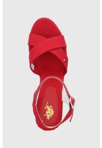 U.S. Polo Assn. Sandały kolor czerwony na koturnie. Zapięcie: klamry. Kolor: czerwony. Materiał: materiał. Wzór: gładki. Obcas: na koturnie