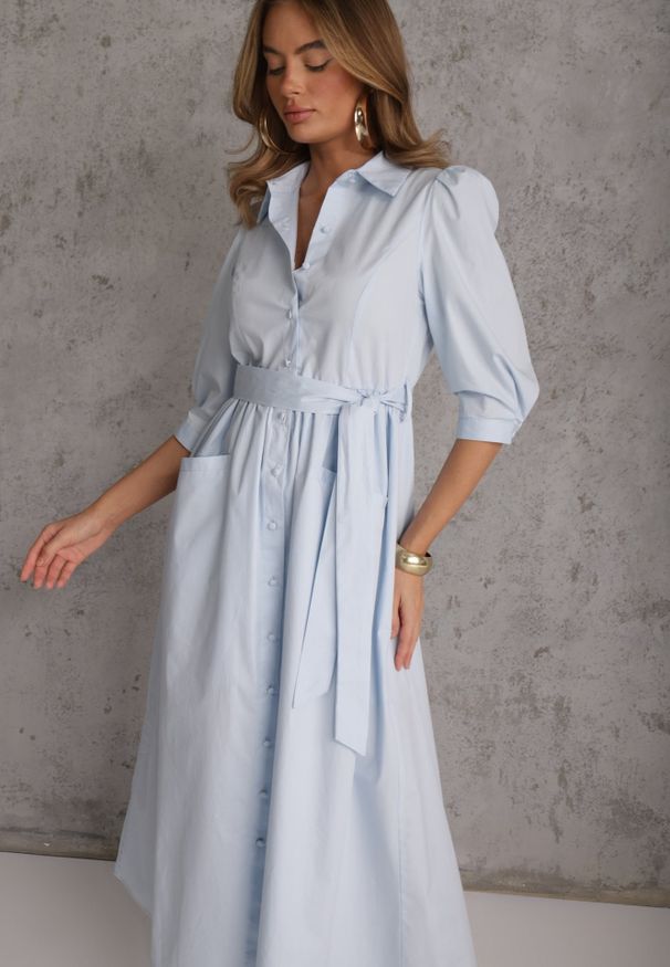 Renee - Niebieska Bawełniana Sukienka Koszulowa w Stylu Retro z Wiązanym Paskiem Meresa. Okazja: na randkę. Kolor: niebieski. Materiał: bawełna. Sezon: lato. Typ sukienki: koszulowe. Styl: retro