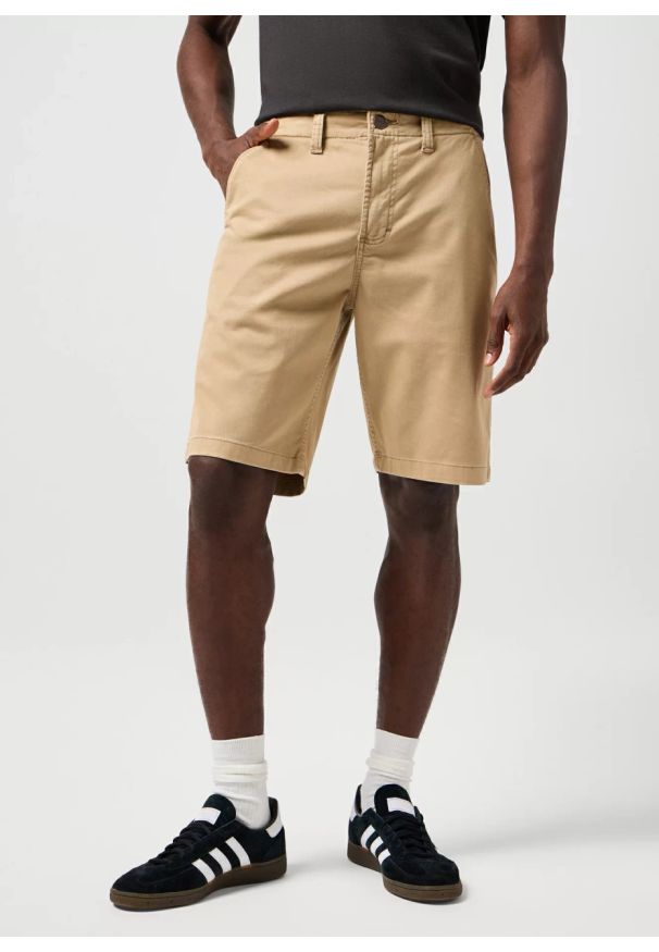 Wrangler - MESKIE SPODENKI WRANGLER CHINO SHORT PLAZA TAUPE 112362349. Okazja: na co dzień. Materiał: elastan, len, materiał, bawełna, skóra. Długość: do kolan. Sezon: lato. Styl: casual, klasyczny