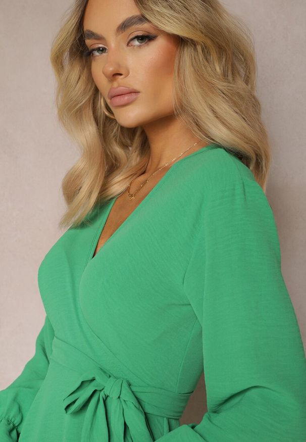 Renee - Jasnozielona Sukienka Parthameia. Kolor: zielony. Materiał: tkanina. Wzór: jednolity. Typ sukienki: kopertowe. Styl: klasyczny. Długość: mini