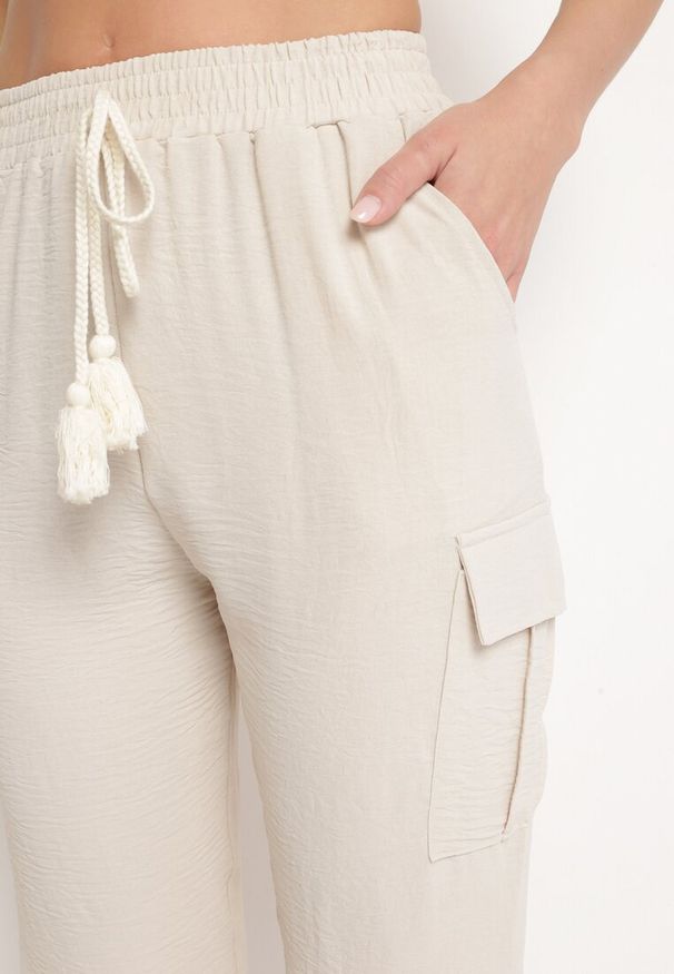 Born2be - Jasnobeżowe Spodnie z Gumką w Pasie Ozdobione Troczkami Efista. Okazja: na co dzień. Kolor: beżowy. Wzór: aplikacja. Styl: casual