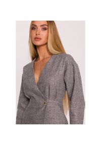 MOE - Elegancka sukienka tweedowa trapezowa kopertowa szara. Okazja: do pracy. Typ kołnierza: dekolt kopertowy. Kolor: czarny, różowy, czerwony, szary. Materiał: koronka. Wzór: koronka. Typ sukienki: kopertowe, trapezowe. Styl: elegancki #5