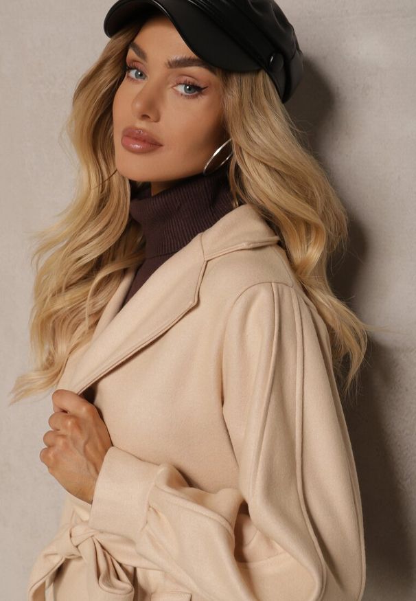 Renee - Beżowy Płaszcz z Wiązanym Paskiem i Bufiastym Rękawem Agnage. Typ kołnierza: kołnierzyk stójkowy. Kolor: beżowy. Materiał: jeans, tkanina. Sezon: jesień, wiosna