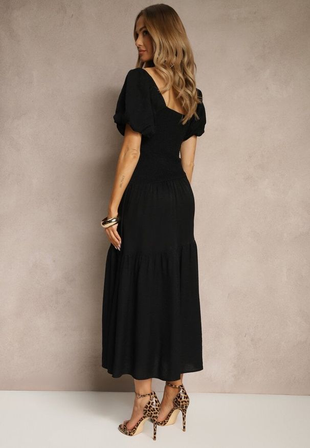 Renee - Czarna Sukienka Wiskozowa Drapowana z Rozkloszowanym Dołem Naprine. Okazja: na co dzień. Kolor: czarny. Materiał: wiskoza. Typ sukienki: rozkloszowane. Styl: elegancki, casual