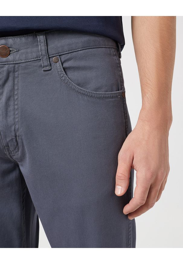 Wrangler - WRANGLER MĘSKIE SPODNIE MATERIAŁOWE GREENSBORO TURBULENCE 112350801. Materiał: materiał