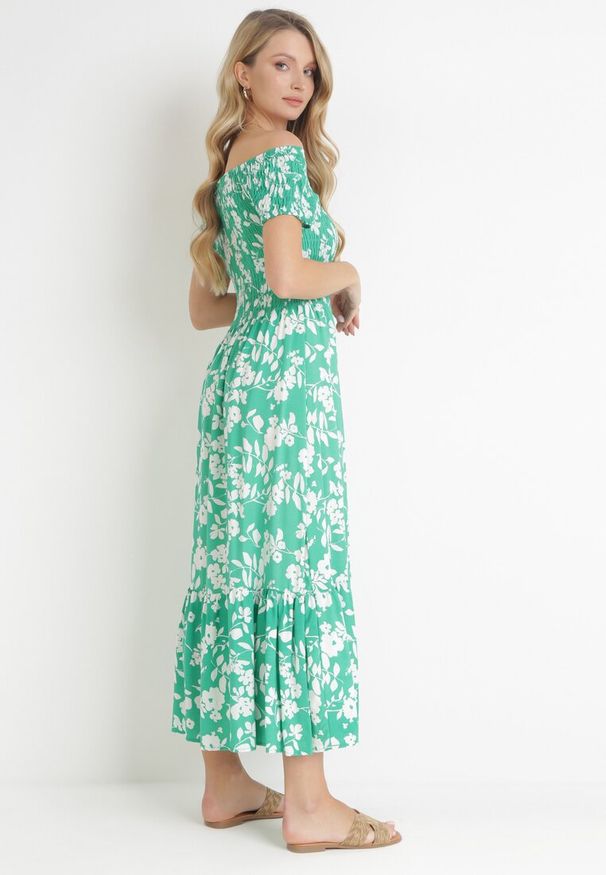 Born2be - Zielona Kwiecista Sukienka Hiszpanka Maxi z Marszczonymi Gumkami Ebothia. Typ kołnierza: dekolt hiszpanka. Kolor: zielony. Długość: maxi