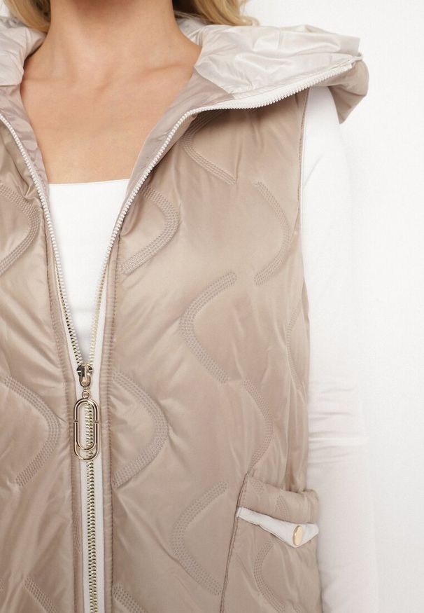 Born2be - Ciemnobeżowa Kamizelka Pikowana z Kapturem i Wsuwanymi Kieszeniami Ravloti. Okazja: na co dzień, na spotkanie biznesowe, do pracy. Typ kołnierza: kaptur. Kolor: beżowy. Styl: casual, biznesowy