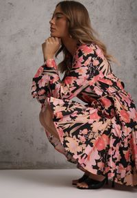 Renee - Czarna Sukienka z Wiskozy w Kwiatowy Print Ozdobiona Paskiem Asintena. Okazja: na co dzień. Kolor: czarny. Materiał: wiskoza. Wzór: kwiaty, nadruk, aplikacja. Styl: casual, elegancki #1