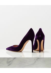 GIANVITO ROSSI - Fioletowe szpilki Velvet Pumps. Kolor: różowy, wielokolorowy, fioletowy. Materiał: tkanina, materiał. Obcas: na szpilce. Styl: klasyczny #4