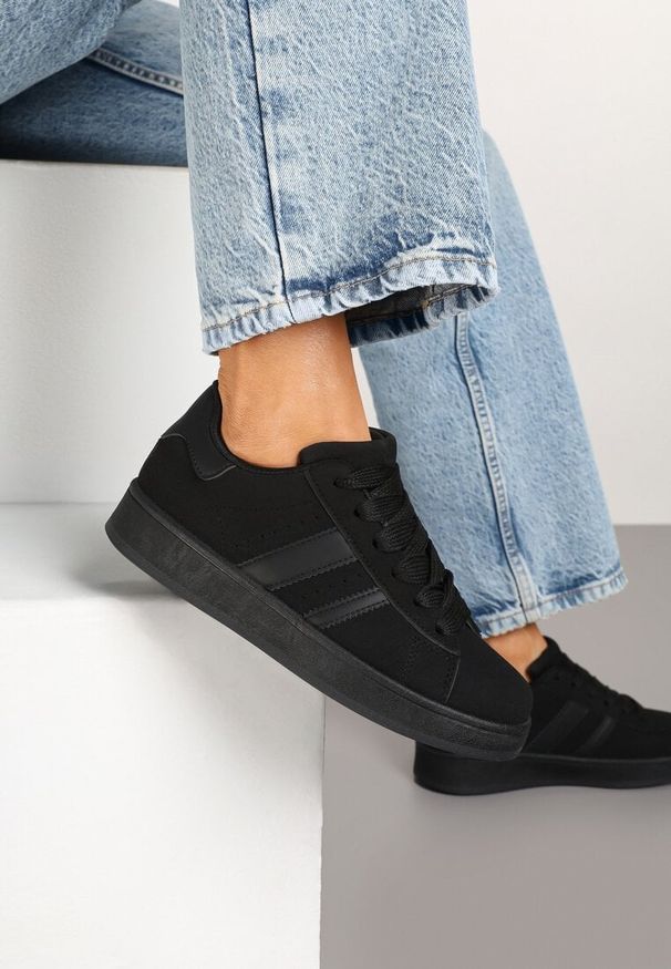 Renee - Czarne Sneakersy na Niskiej Platformie z Naszywkami Flordexia. Okazja: na co dzień. Kolor: czarny. Materiał: jeans. Wzór: aplikacja. Obcas: na platformie