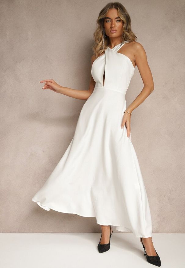 Renee - Biała Koktajlowa Sukienka z Wiskozą i Dekoltem Halter Dolmanna. Typ kołnierza: dekolt halter. Kolor: biały. Materiał: wiskoza. Styl: wizytowy