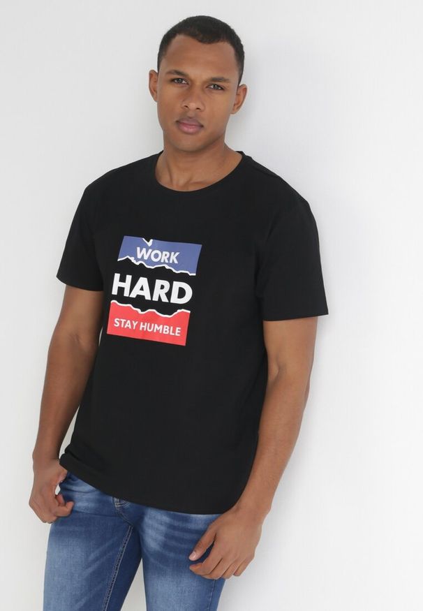 Born2be - Czarna Koszulka z Krótkim Rękawem i Nadrukowanym Napisem Evelon. Kolor: czarny. Długość rękawa: krótki rękaw. Długość: krótkie. Wzór: napisy