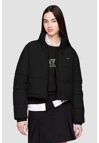 Tommy Jeans - TOMMY JEANS Czarna kurtka damska z drobnym logo, Rozmiar M. Okazja: na co dzień. Kolor: czarny. Materiał: syntetyk, poliester. Styl: casual, elegancki