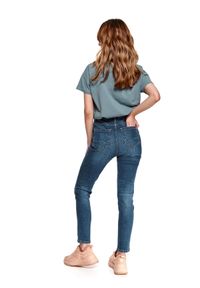 TOP SECRET - Jeansowe spodnie skinny. Okazja: do pracy. Kolor: niebieski. Materiał: jeans. Długość: długie. Sezon: wiosna #6