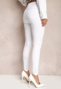 Renee - Białe Jeansy z Skinny z Przetarciami i Paskiem Lameria. Kolor: biały. Wzór: kwiaty