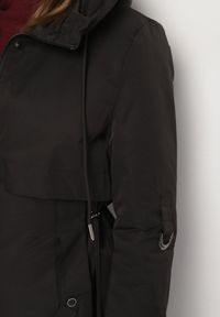 Born2be - Czarna Klasyczna Kurtka Parka z Kapturem i Ściągaczem w Talii Tulasira. Okazja: na co dzień. Typ kołnierza: kaptur. Kolor: czarny. Materiał: jeans. Styl: klasyczny #5
