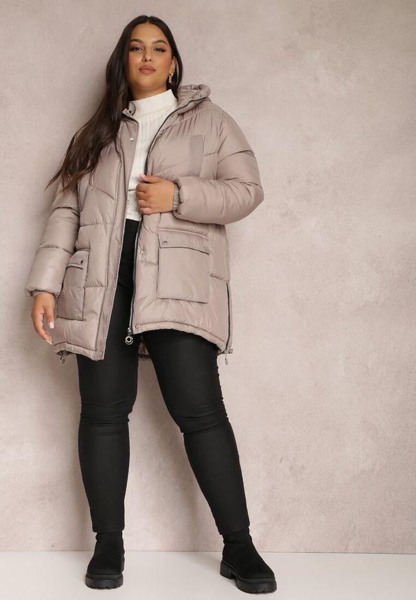 Renee - Beżowa Kurtka Pikowana Sabrino. Kolekcja: plus size. Kolor: beżowy. Materiał: materiał. Długość rękawa: długi rękaw. Długość: długie