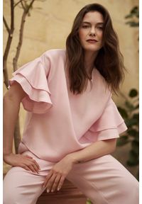 MOODO - Koszula z falbanami na rękawach różowa. Kolor: różowy. Materiał: poliester #1