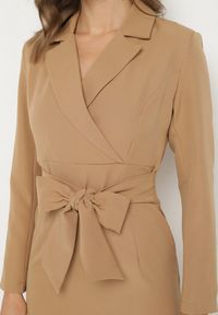 Born2be - Brązowa Kopertowa Sukienka z Paskiem Usztywnionymi Ramionami i Rozcięciem z Tyłu Werige. Okazja: na co dzień. Typ kołnierza: dekolt w kształcie V. Kolor: brązowy. Materiał: skóra. Typ sukienki: kopertowe. Styl: casual #6