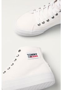 Tommy Jeans - Trampki. Nosek buta: okrągły. Zapięcie: sznurówki. Kolor: biały. Materiał: guma