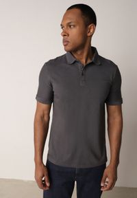 Born2be - Ciemnoszara Gładka Koszulka Polo o Klasycznym Kroju Sinopea. Okazja: na co dzień, do pracy, na spotkanie biznesowe. Typ kołnierza: polo. Kolor: szary. Materiał: jeans. Wzór: gładki. Styl: klasyczny #1