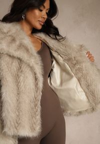 Renee - Beżowa Kurtka Futerko Ozdobione Cieniowanym Motywem Monideva. Kolor: beżowy. Materiał: futro. Wzór: aplikacja. Sezon: wiosna. Styl: elegancki #4