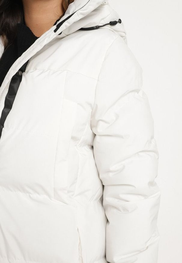 Born2be - Biała Długa Kurtka z Kapturem Ściągaczami i Dołem Zapinanym na Napy Sialinnor. Okazja: na co dzień. Typ kołnierza: kaptur. Kolor: biały. Materiał: polar, futro, jeans. Długość: długie. Styl: casual