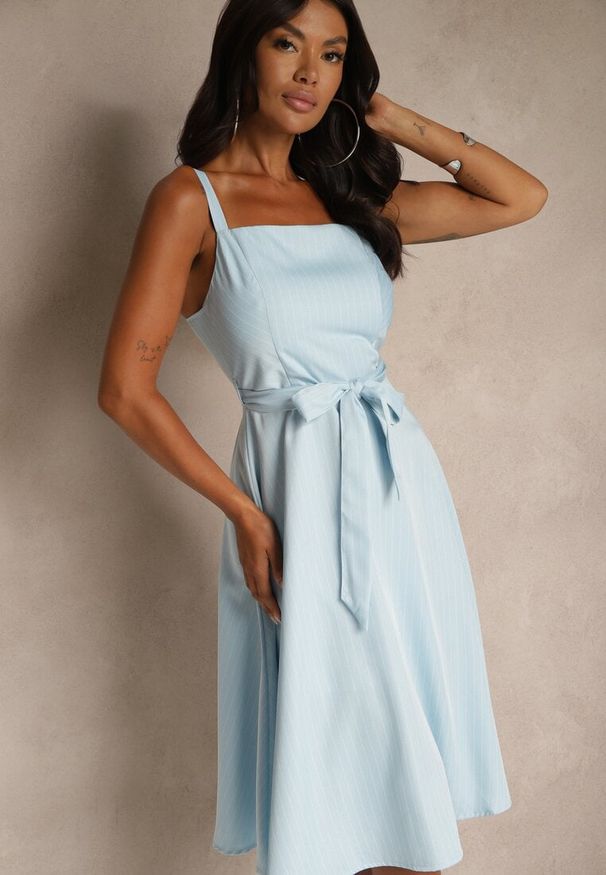 Renee - Niebieska Rozkloszowana Sukienka z Wiskozą w Paski Dolavessa. Okazja: na co dzień. Kolor: niebieski. Materiał: wiskoza. Długość rękawa: na ramiączkach. Wzór: paski. Styl: klasyczny, casual, elegancki. Długość: midi