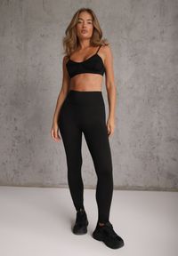 Renee - Czarne Legginsy High Waist z Elastycznego Materiału Azelia. Okazja: na co dzień. Stan: podwyższony. Kolor: czarny. Materiał: materiał. Długość: krótkie. Styl: casual #4