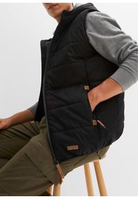 bonprix - Kamizelka pikowana z kapturem z detalami z imitacji skóry. Typ kołnierza: kaptur. Kolor: czarny. Materiał: skóra #3