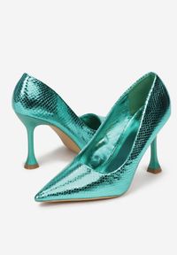 Born2be - Zielone Szpilki Zdobione Wężowym Wzorem Jessika. Nosek buta: otwarty. Kolor: zielony. Wzór: aplikacja. Obcas: na szpilce. Styl: klasyczny. Wysokość obcasa: średni