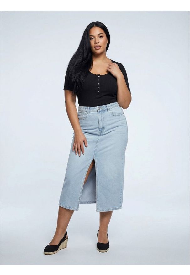 Sinsay - Jeansowa spódnica midi z rozcięciem plus size - niebieski. Kolekcja: plus size. Kolor: niebieski. Materiał: jeans