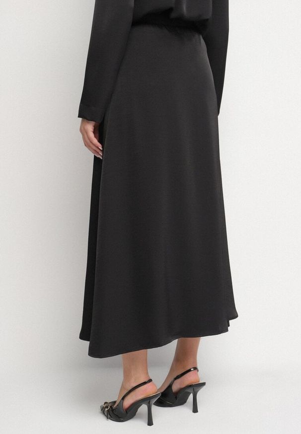 Born2be - Czarna Satynowa Spódnica z Wiskozą o Rozkloszowanym Kroju Polavia. Okazja: na co dzień. Kolor: czarny. Materiał: satyna, wiskoza. Styl: elegancki, klasyczny, casual