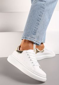 Born2be - Biało-Złote Sneakersy z Ozdobnym Zapiętkiem i Platformą Britma. Nosek buta: okrągły. Zapięcie: sznurówki. Kolor: biały. Materiał: materiał. Obcas: na platformie. Wysokość obcasa: niski #1