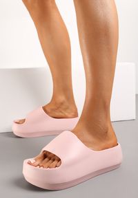 Renee - Różowe Piankowe Klapki na Jednolitej Platformie Natanna. Nosek buta: otwarty. Kolor: różowy. Materiał: guma. Wzór: jednolity. Obcas: na platformie. Wysokość obcasa: niski #2