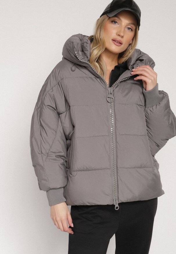 Born2be - Szara Pikowana Kurtka o Kroju Oversize z Kapturem Mevisana. Okazja: na spacer. Typ kołnierza: kaptur. Kolor: szary. Materiał: jeans, dzianina, poliester. Sezon: zima, jesień