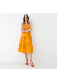Mohito - Bawełniana sukienka midi z wiązaniem - Pomarańczowy. Kolor: pomarańczowy. Materiał: bawełna. Długość: midi #1
