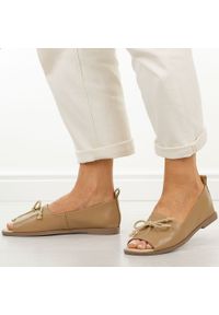 DiA - Beżowe skórzane płaskie sandały damskie Dia 9019. Okazja: na co dzień. Kolor: beżowy. Materiał: skóra. Sezon: wiosna, lato. Obcas: na płaskiej podeszwie. Styl: casual #1