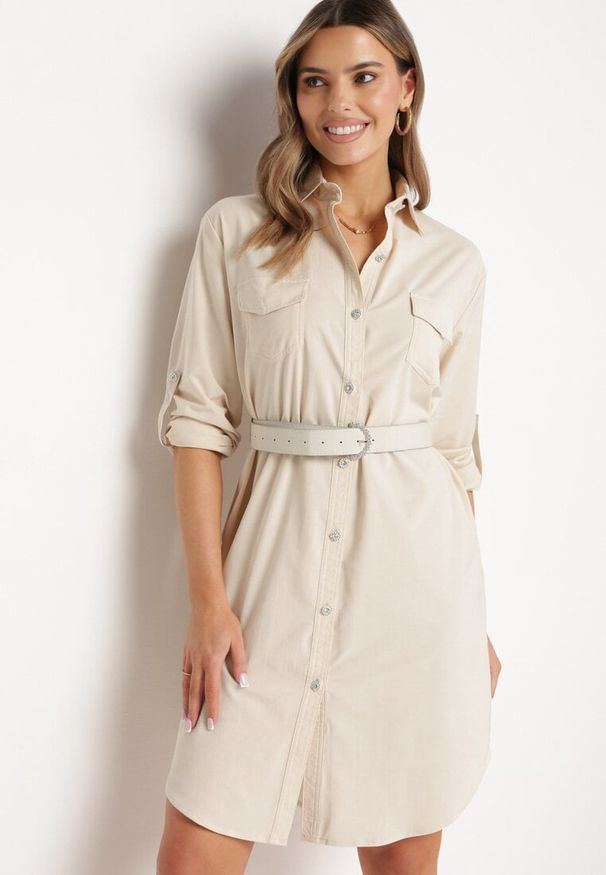 Born2be - Beżowa Sukienka o Koszulowym Fasonie z Paskiem z Cyrkoniami w Komplecie Iosali. Kolor: beżowy. Typ sukienki: koszulowe. Styl: klasyczny, elegancki