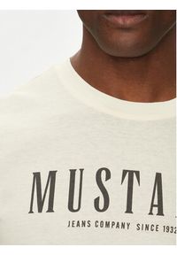 Mustang T-Shirt Austin 1016264 Écru Regular Fit. Materiał: bawełna