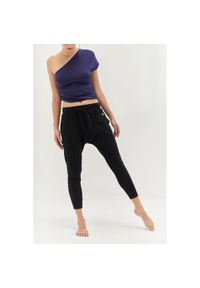 MOONHOLI - Spodnie do jogi Moonholi Cosmic Cropped Track Pants z obniżonym krokiem. Kolor: czarny. Sport: joga i pilates #1