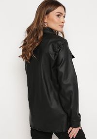 Born2be - Czarna Koszula z Imitacji Skóry Chiphi. Okazja: na co dzień. Typ kołnierza: kołnierzyk klasyczny. Kolor: czarny. Materiał: skóra. Długość rękawa: długi rękaw. Długość: długie. Styl: casual, elegancki, klasyczny #2