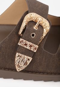 Born2be - Brązowe Płaskie Klapki z Regulowanymi Ozdobnymi Sprzączkami Lamicia. Kolor: brązowy. Materiał: jeans, len. Wzór: aplikacja. Styl: klasyczny #4