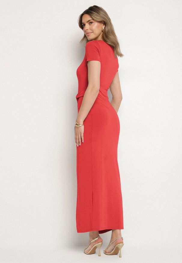 Born2be - Czerwona Taliowana Sukienka z Wiskozą z Marszczeniem Milasela. Kolor: czerwony. Materiał: wiskoza. Styl: elegancki, klasyczny