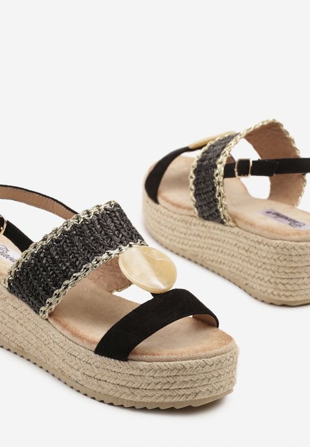 Born2be - Czarne Sandały na Plecionym Koturnie z Okrągłą Ozdobą Naporra. Okazja: na co dzień. Nosek buta: okrągły. Zapięcie: sprzączka. Kolor: czarny. Wzór: aplikacja. Obcas: na koturnie. Styl: casual, elegancki, wakacyjny, klasyczny