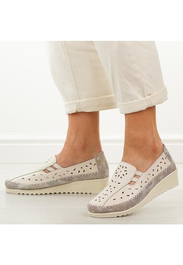 Beżowe przewiewne skórzane półbuty damskie na koturnie T.Sokolski W26-275. Okazja: na co dzień. Zapięcie: bez zapięcia. Kolor: beżowy. Szerokość cholewki: normalna. Wzór: ażurowy. Materiał: skóra. Sezon: wiosna, jesień, lato. Obcas: na koturnie. Styl: casual, klasyczny