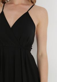 Born2be - Czarna Sukienka z Wiskozy Aikena. Kolor: czarny. Materiał: wiskoza. Długość rękawa: na ramiączkach. Typ sukienki: kopertowe. Długość: mini #5